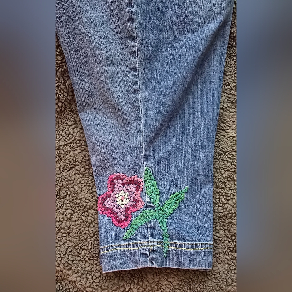 Tommy Hilfiger Blue Denim Capri Embroidered Jeans - Picture 10 of 11